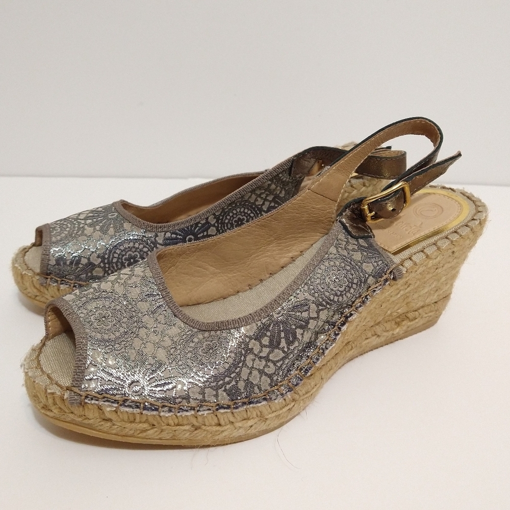 NWOT Vidorreta Espadrille Gold/Silver Lace Patterned Wedge Sandal Size 8 - Picture 1 of 8